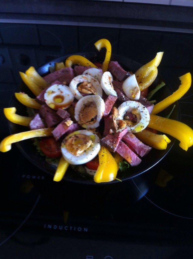 Salat mit Fleisch und Ei