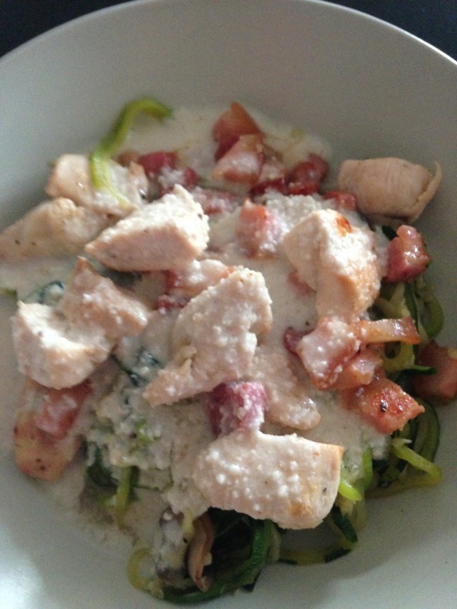 Zucchininudeln mit Hähnchen und Cashew-Soße