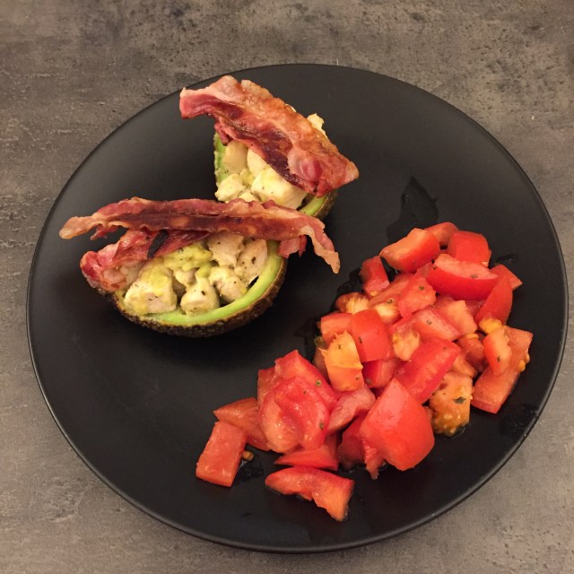 Gefüllte Avocado mit Tomatensalat