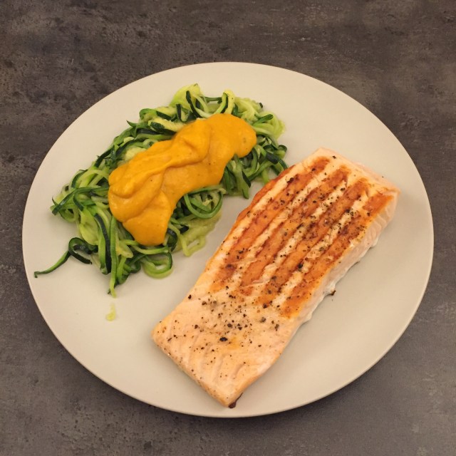 Gegrillter Lachs Zucchininudeln Kürbissoße