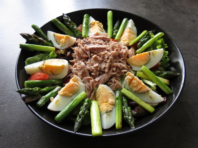 Salat mit grünem Spargel