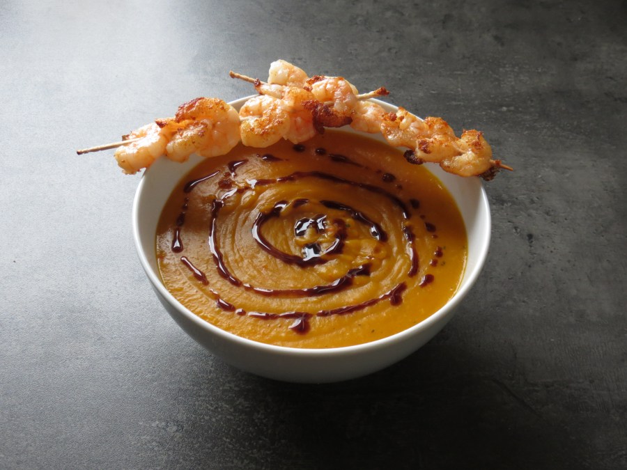 Kürbissuppe mit Garnelenspießen