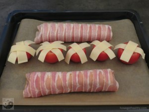 Baconrolle mit Ofentomaten vor dem Backen