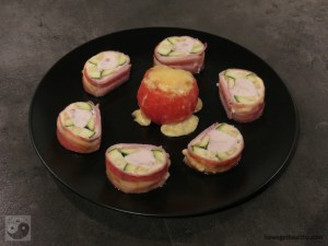 Baconrolle mit Ofentomaten auf dem Teller