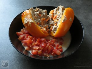 Gefüllte Paprikaschoten mit Hackfleisch und Karotten auf dem Teller