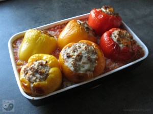 Gefüllte Paprikaschoten mit Hackfleisch und Karotten in der Auflaufform