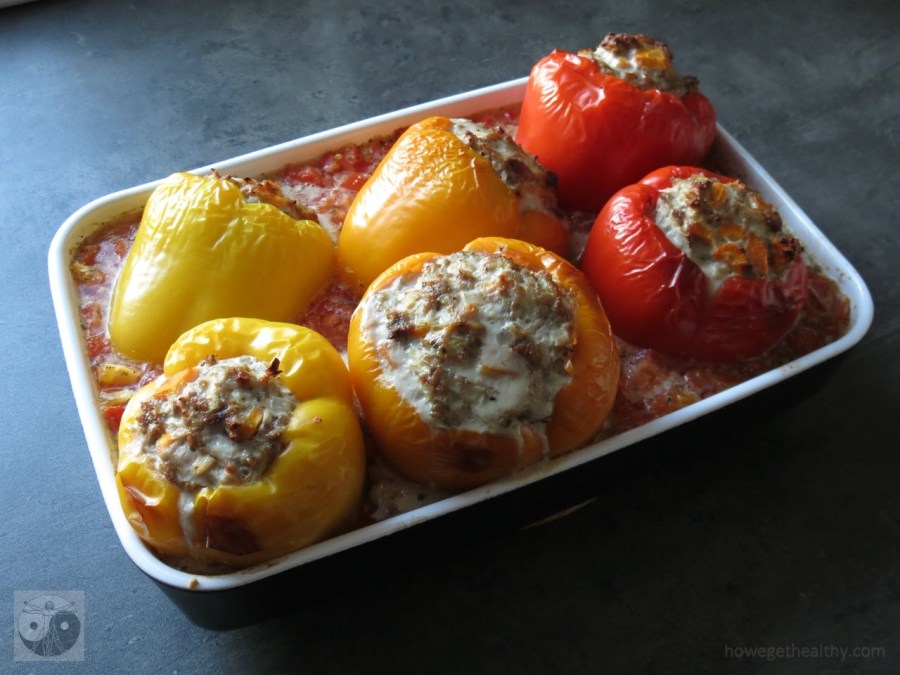 Gefüllte Paprikaschoten mit Hackfleisch und Karotten in der Auflaufform