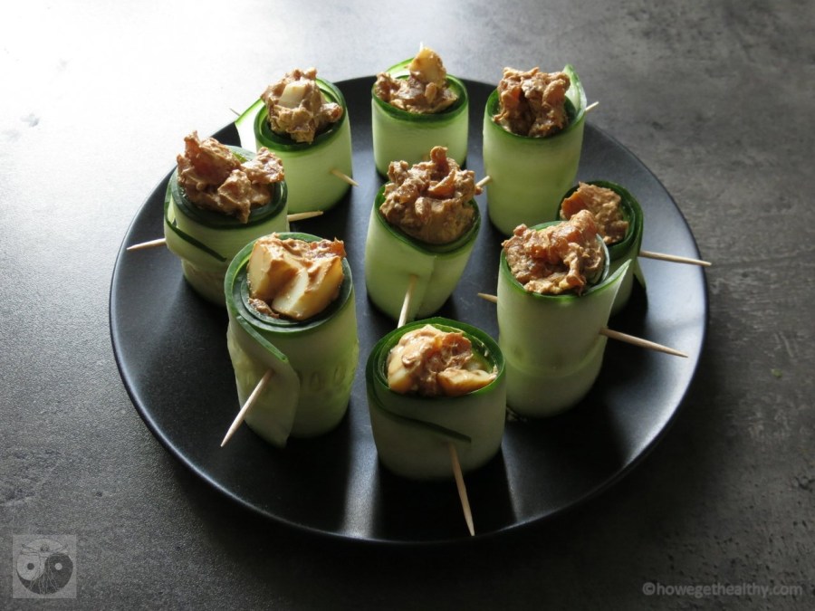 Gefüllte Gurkenröllchen auf dem Teller