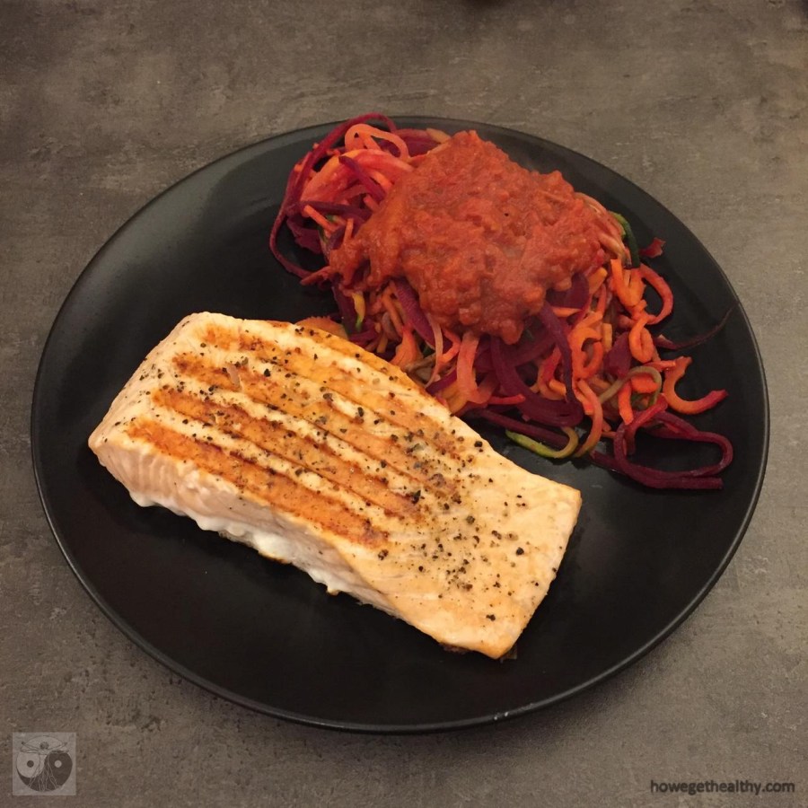 Gegrillter Lachs mit Regenbogennudeln