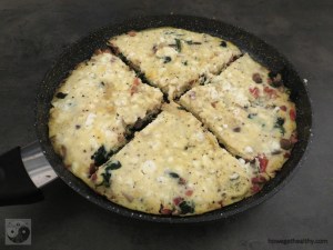 Gemüsefrittata mit Feta in der Pfanne