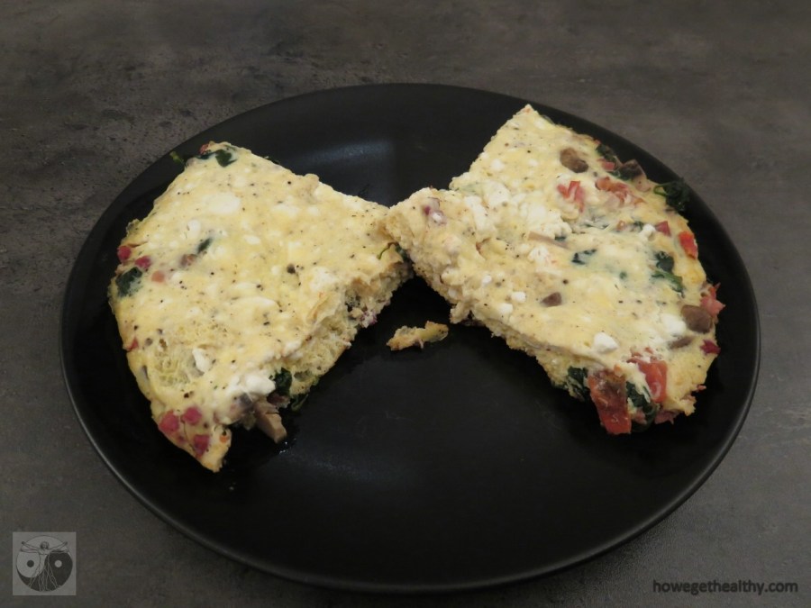 Gemüsefrittata mit Feta auf dem Teller