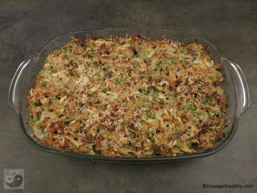 Gemüseauflauf mit Thunfisch und Linsennudeln nach dem Backen