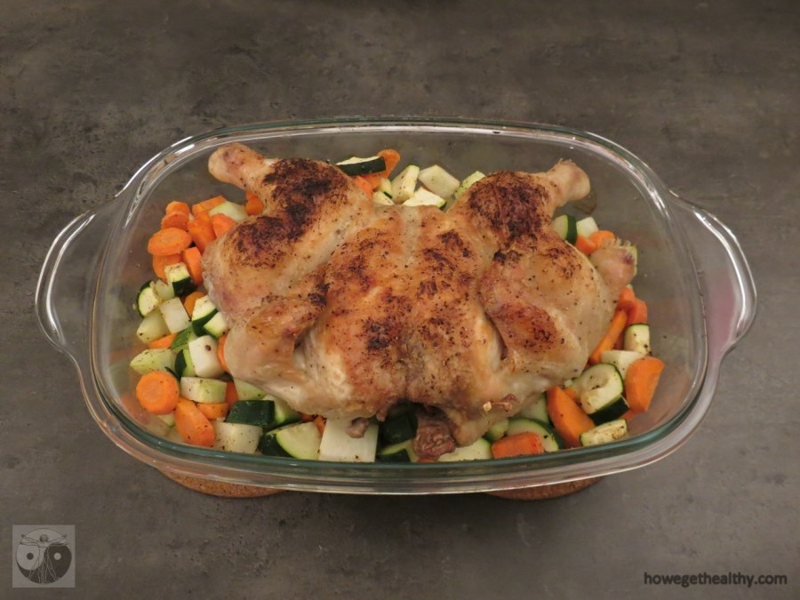 Grillhähnchen auf Gemüse nach dem Backen