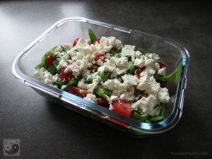 Grün-roter Salat mit Feta in der Lunchbox