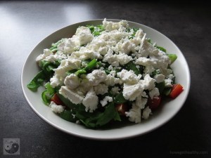 Grün-roter Salat mit Feta auf dem Teller