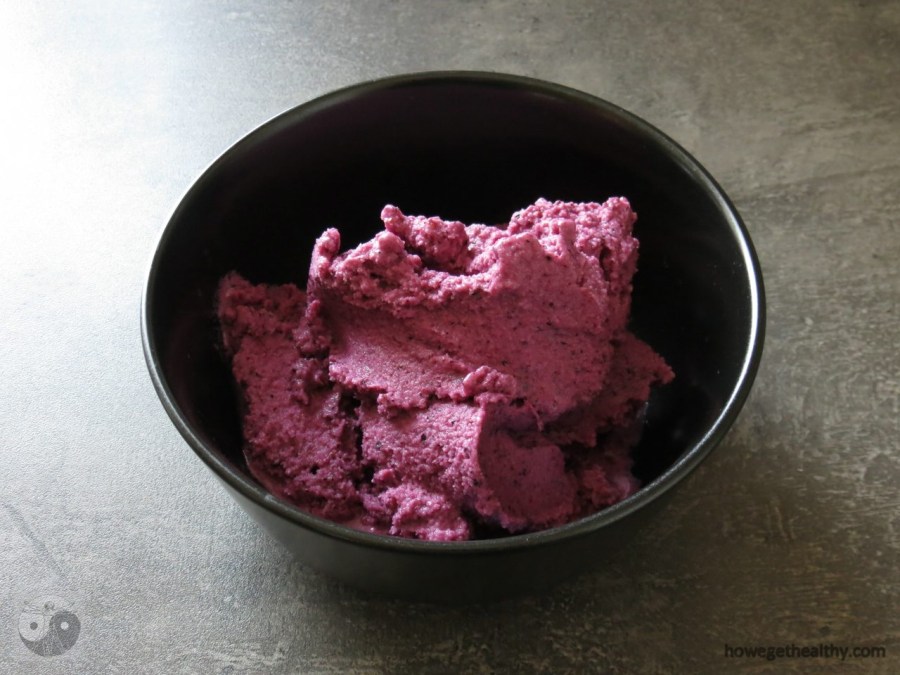 Joghurteis mit Heidelbeeren und Ananas