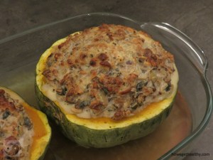 Kürbis mit Käsefüllung in der Auflaufform