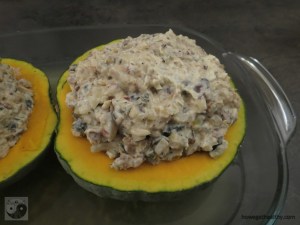 Kürbis mit Nuss-Käsefüllungvor dem Backen