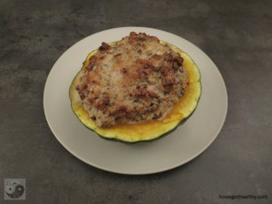 Kürbis mit Nuss-Käsefüllungauf dem Teller