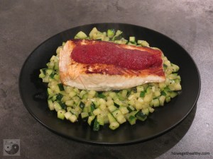 Lachs auf Zucchini mit Tomatensoße