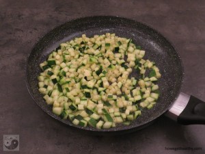 Zucchiniwürfel in der Pfanne angeschwenkt