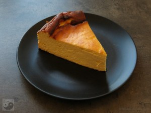 Low Carb Käsekuchen auf dem Teller