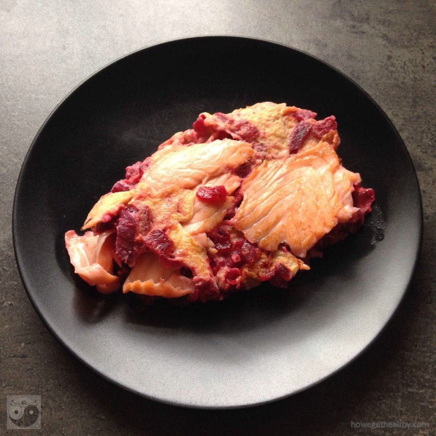 Rührei mit Lachs und roter Beete auf dem Teller