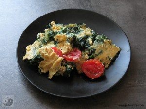 Rührei mit Spinat und Tomaten auf dem Teller
