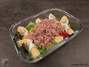 Salat mit Thunfisch und Ei in der Lunchbox