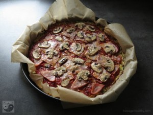 Zucchinipizza mit Schinken und Pilzen frisch aus dem Ofen