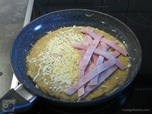 Omlette mit Schinken und Käse in der Pfanne
