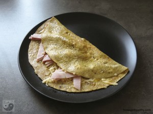 Omlette mit Schinken und Käse auf dem Teller
