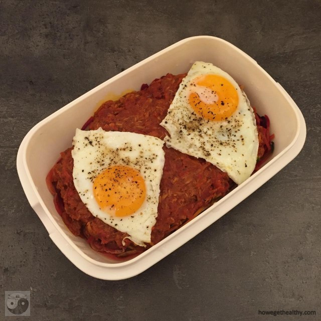 regenbogennudeln-mit-tomaten-thunfischsosse-und-spiegelei