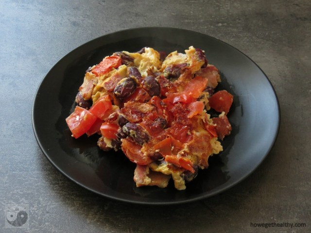 ruehrei-mit-doerrfleisch-bohnen-und-tomaten