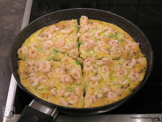 ruehrei-mit-krabben-und-avocado-pfanne