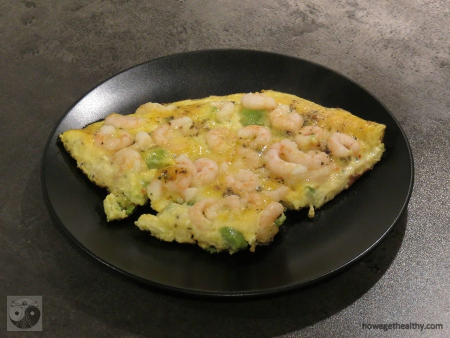 Rührei mit Krabben und Avocado auf dem Teller