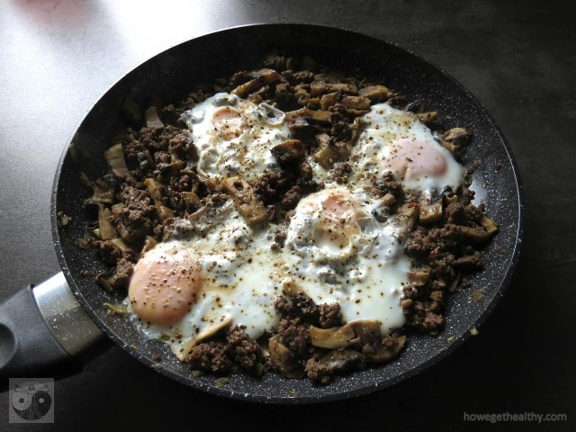 spiegeleipfanne-mit-hackfleisch-und-pilzen