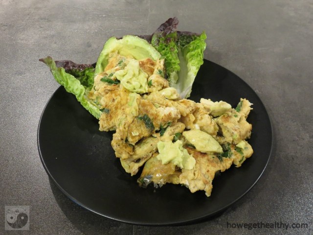 Ruehrei mit gefuellter Avocado