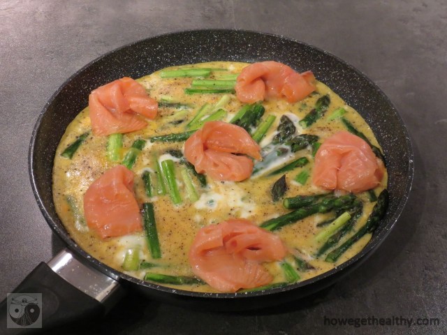 Ruehrei mit Lachs und gruenem Spargel