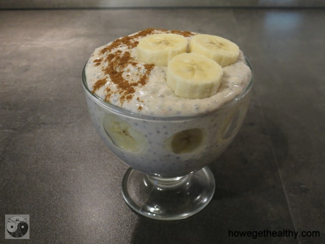 Bananen-Chia-Fruehstueck mit Zimt