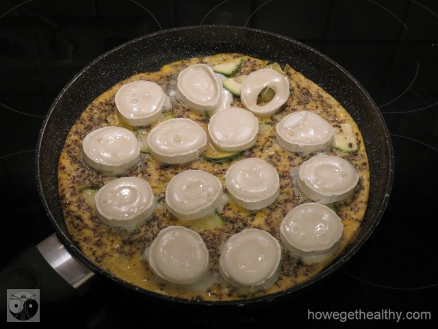 Ruehrei mit Ziegenkaese und Zucchini