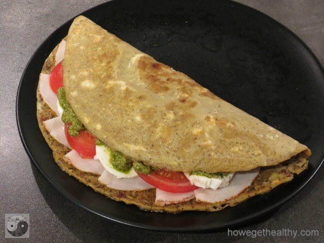 Gefuelltes Omlette mit Hähnchenbrust, Caprese und Pesto