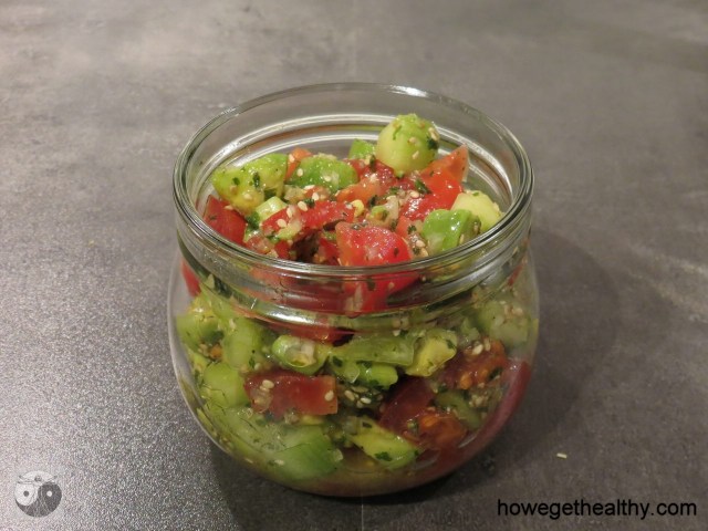 Avocado-Gurken-Tomatensalat mit Sesam