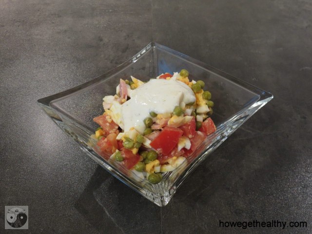 Bunter Salat mit Kaese und Schinken