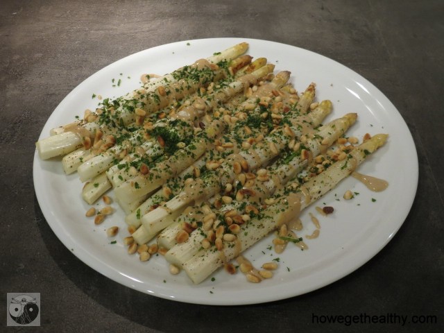 Gebackener Spargel mit Tahina-Zitronensosse